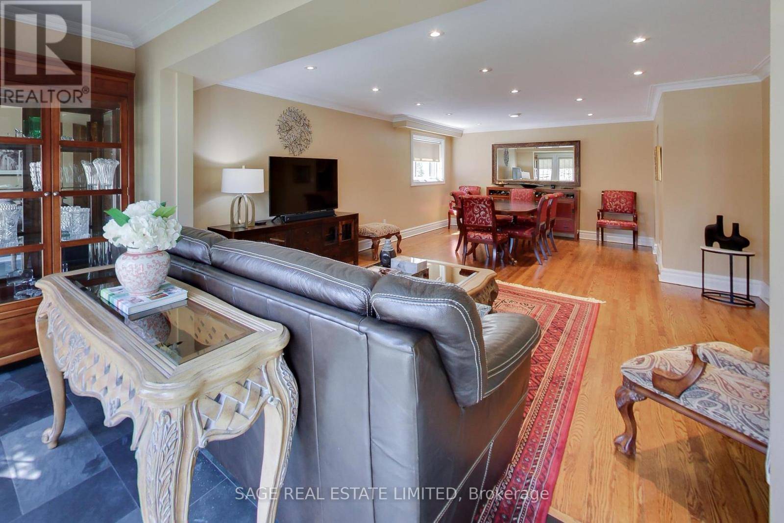 Toronto (newtonbrook East), ON M2M2R4,108 MADAWASKA AVENUE