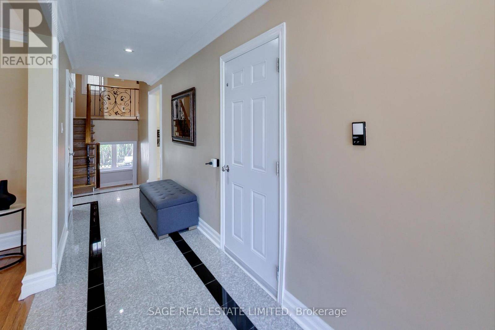 Toronto (newtonbrook East), ON M2M2R4,108 MADAWASKA AVENUE