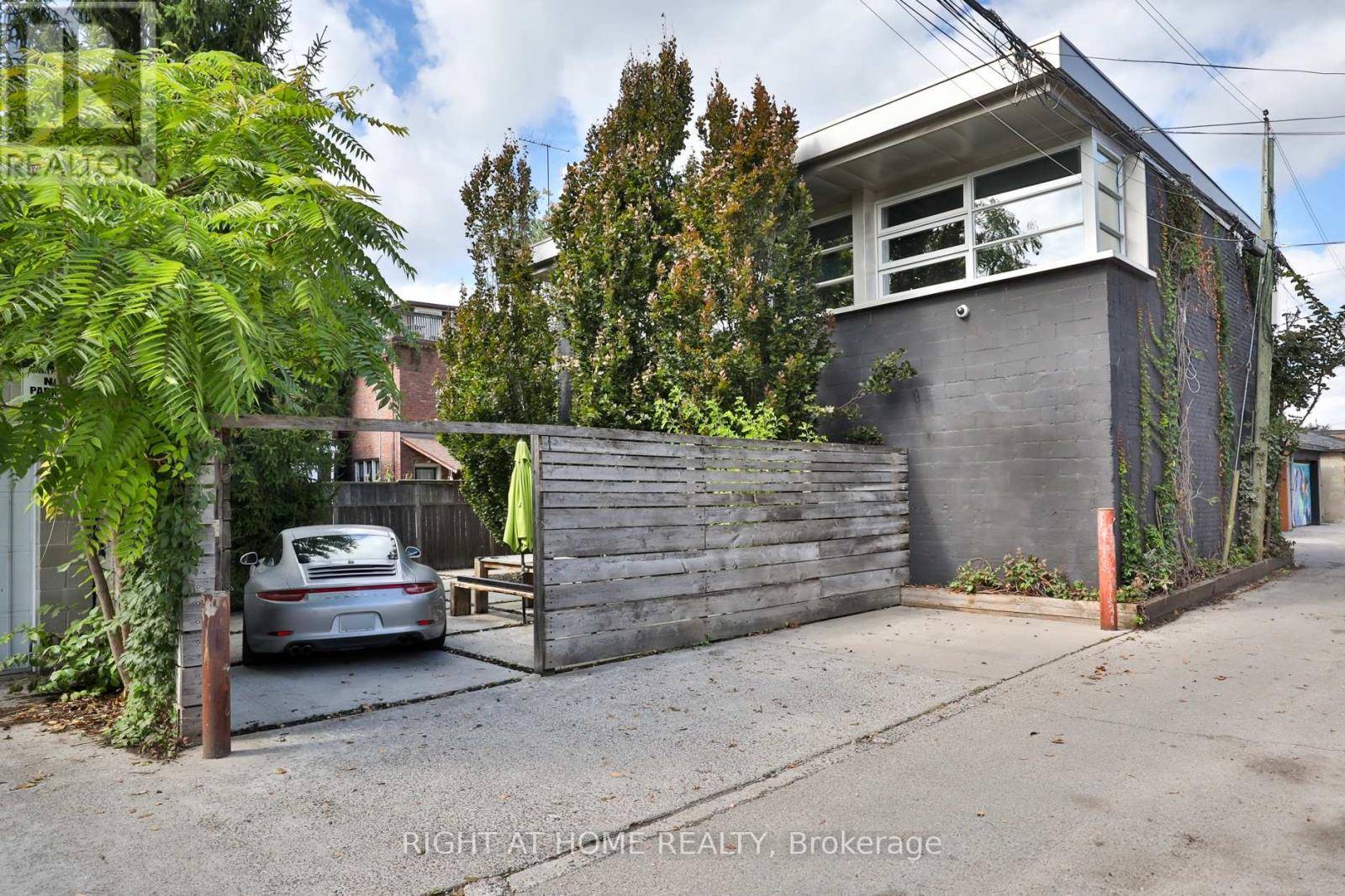 Toronto (palmerston-little Italy), ON M6G1B8,660R COLLEGE STREET