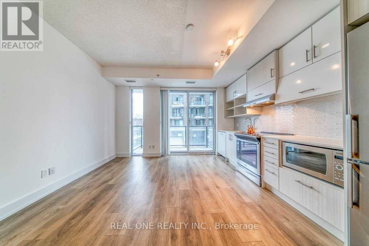 Toronto (don Valley Village), ON M2J0E8,128 Fairview Mall DR #215