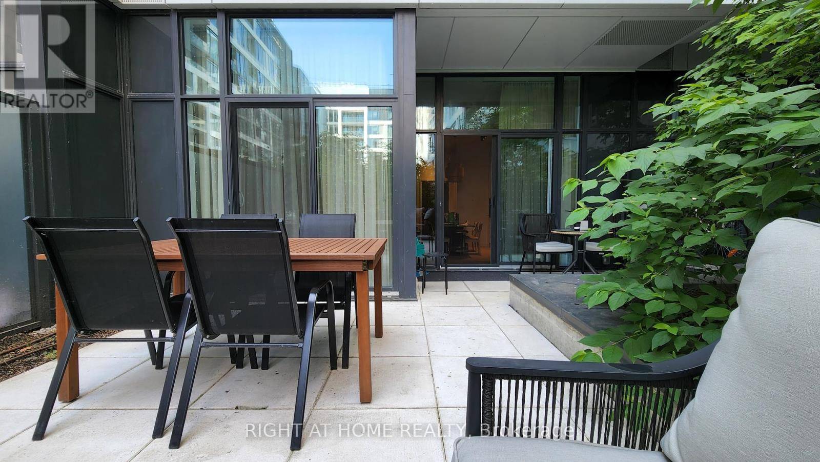 Toronto (waterfront Communities), ON M5V0P8,576 Front ST West #210