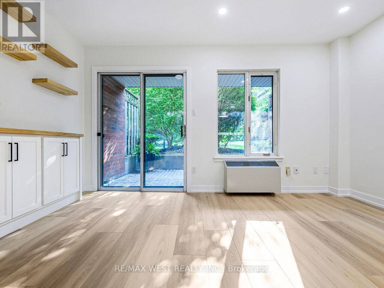 Toronto (niagara), ON M5V3C9,801 King ST West ##12 B