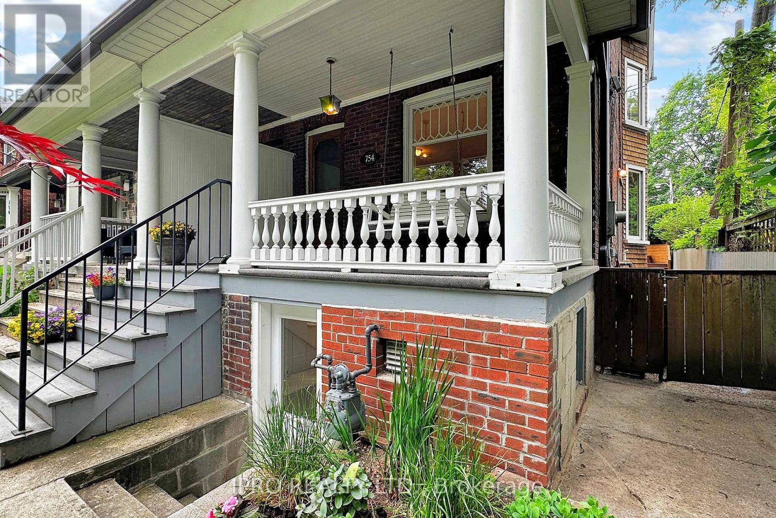 Toronto (annex), ON M6G2W4,754 MANNING AVENUE