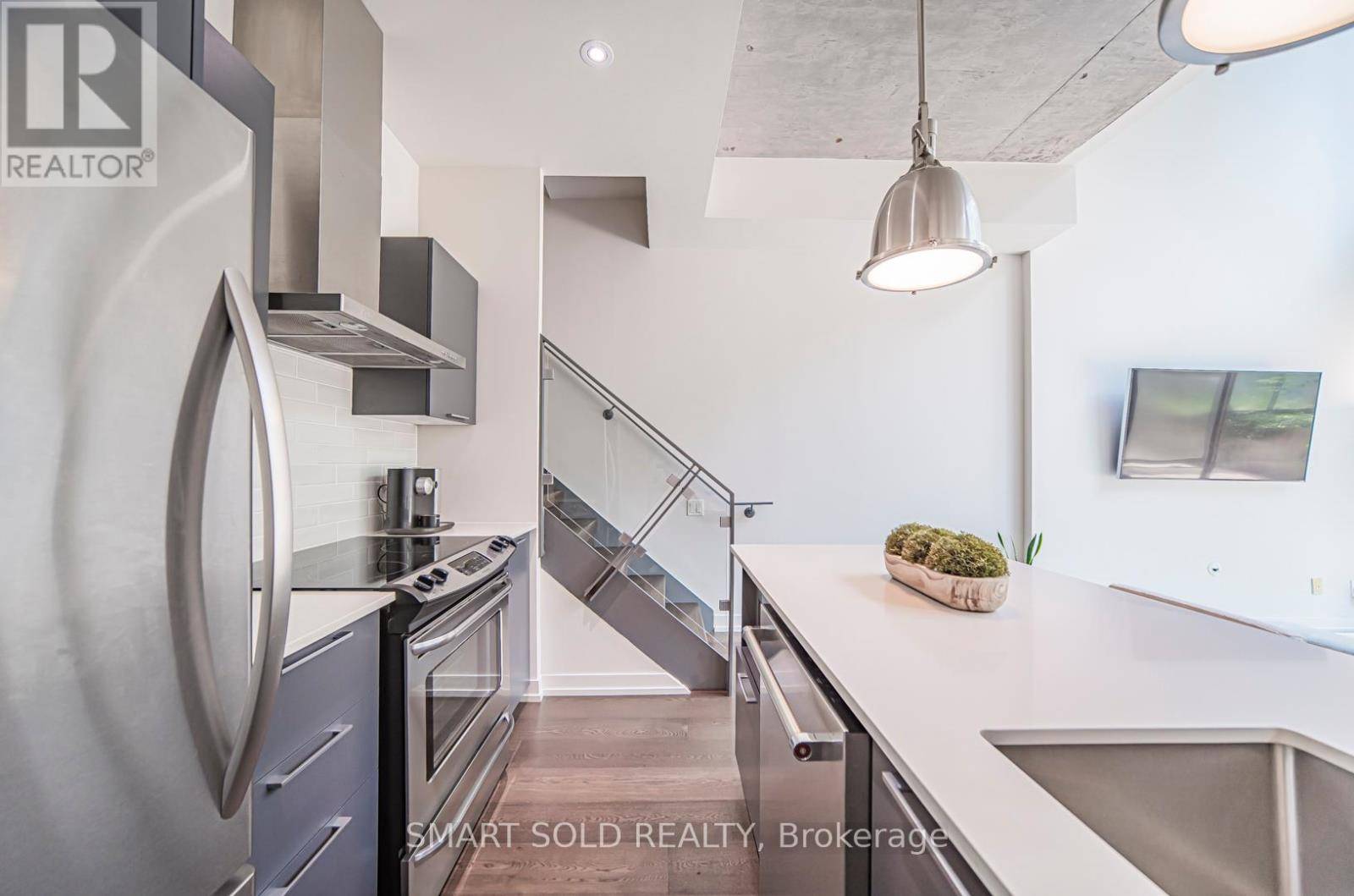 Toronto (waterfront Communities), ON M5V0H6,650 West King ST West #106