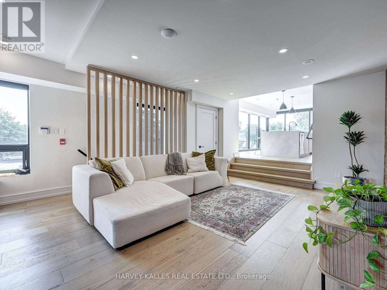 Toronto (trinity-bellwoods), ON M6J1B9,885 Dundas ST West #Upper