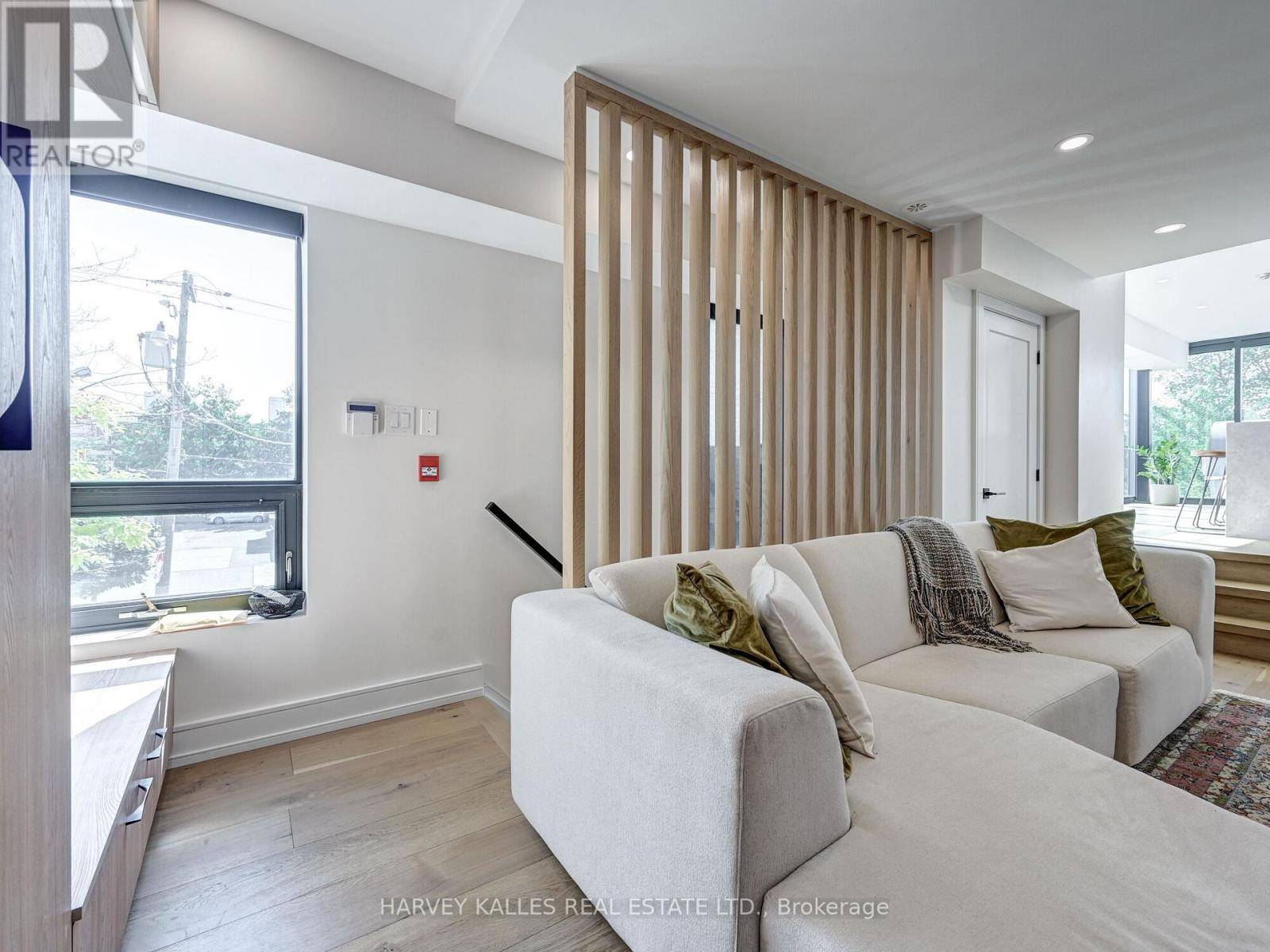 Toronto (trinity-bellwoods), ON M6J1B9,885 Dundas ST West #Upper