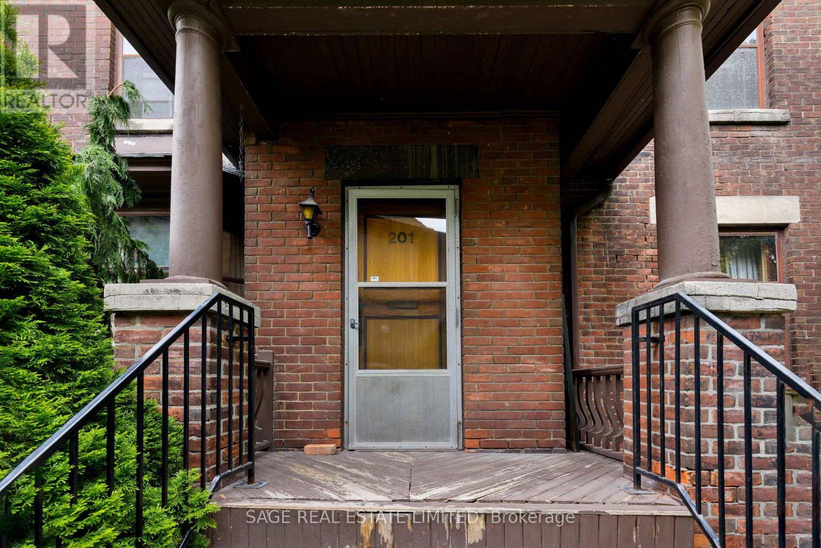 Toronto (leaside), ON M4G1J1,201 SUTHERLAND DRIVE