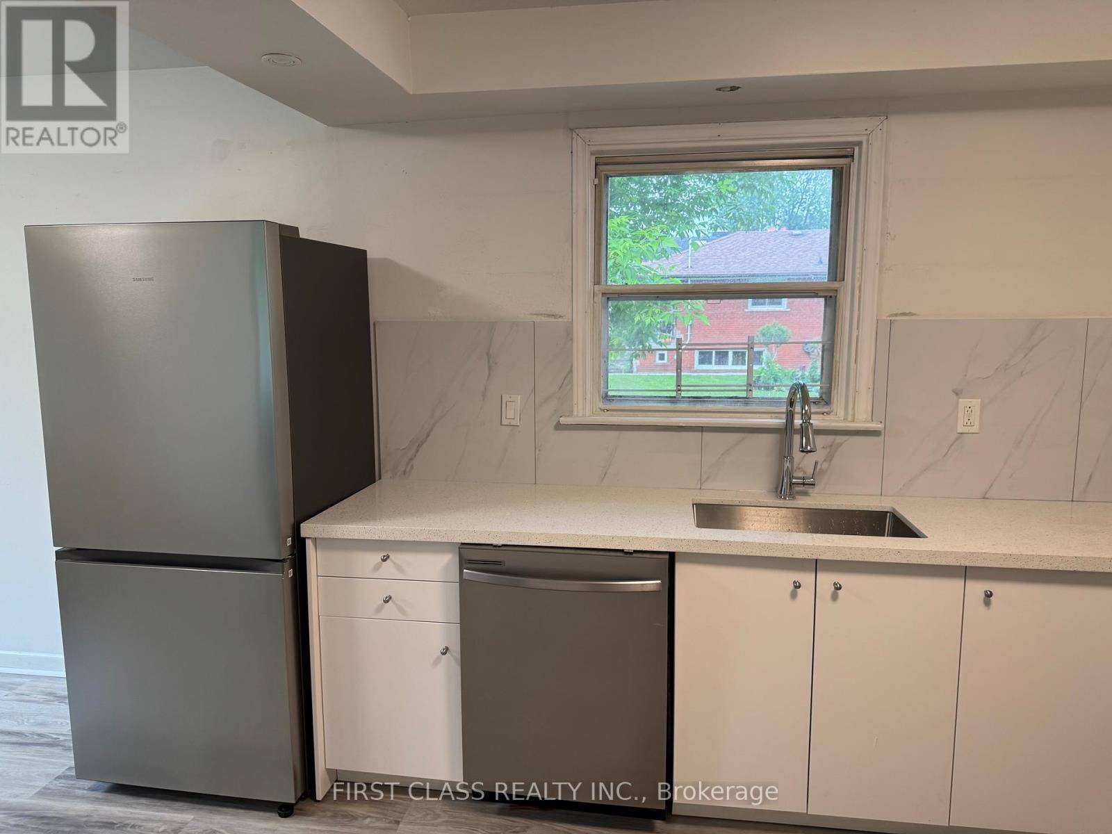 Toronto (newtonbrook East), ON M2M2V7,37 Nipigon AVE #Main