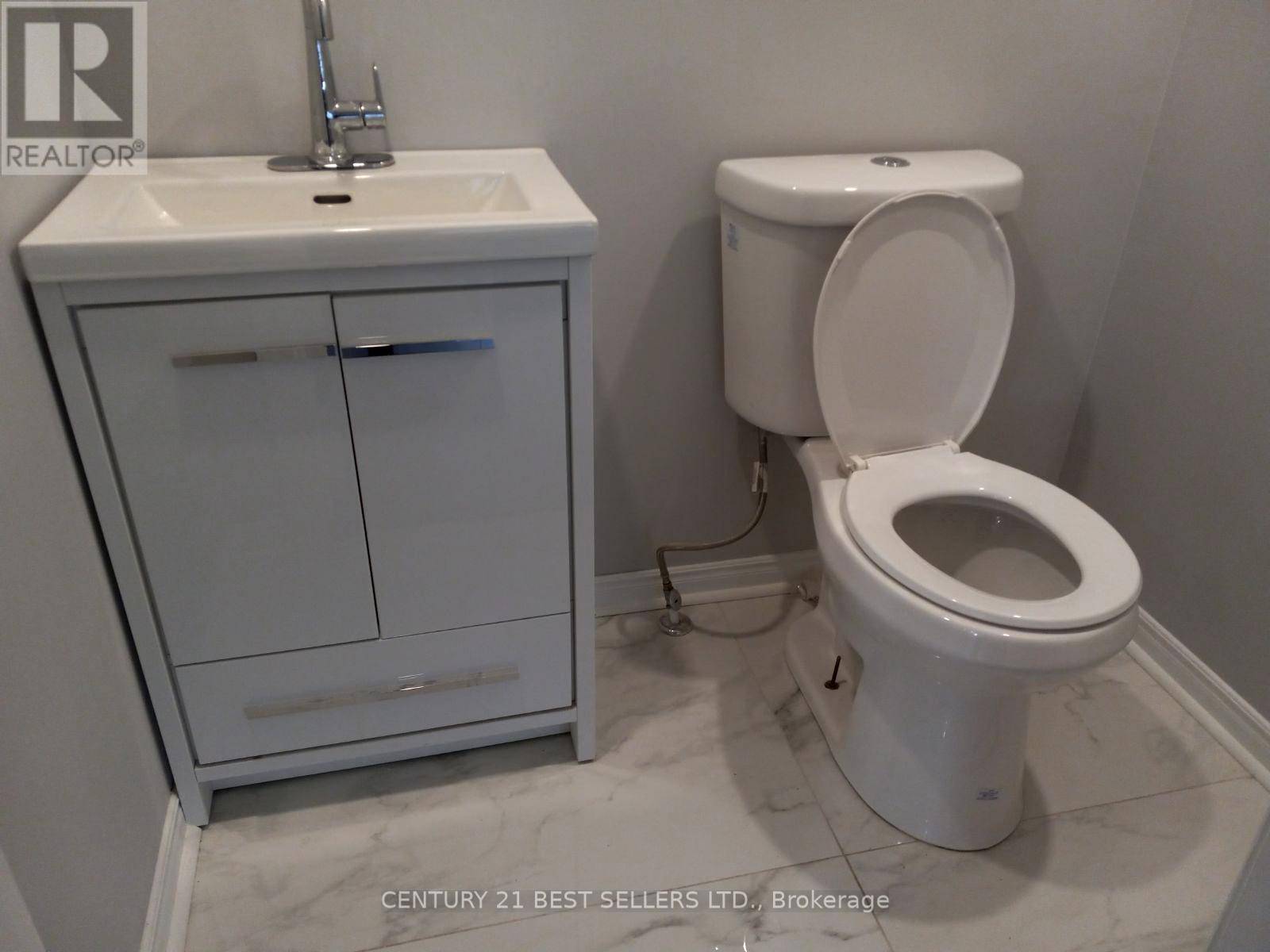 Toronto (humewood-cedarvale), ON M6C2M6,216 Vaughan RD #Upper
