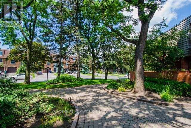 Toronto (st. Andrew-windfields), ON M2P2A2,69 Upper Canada DR #7