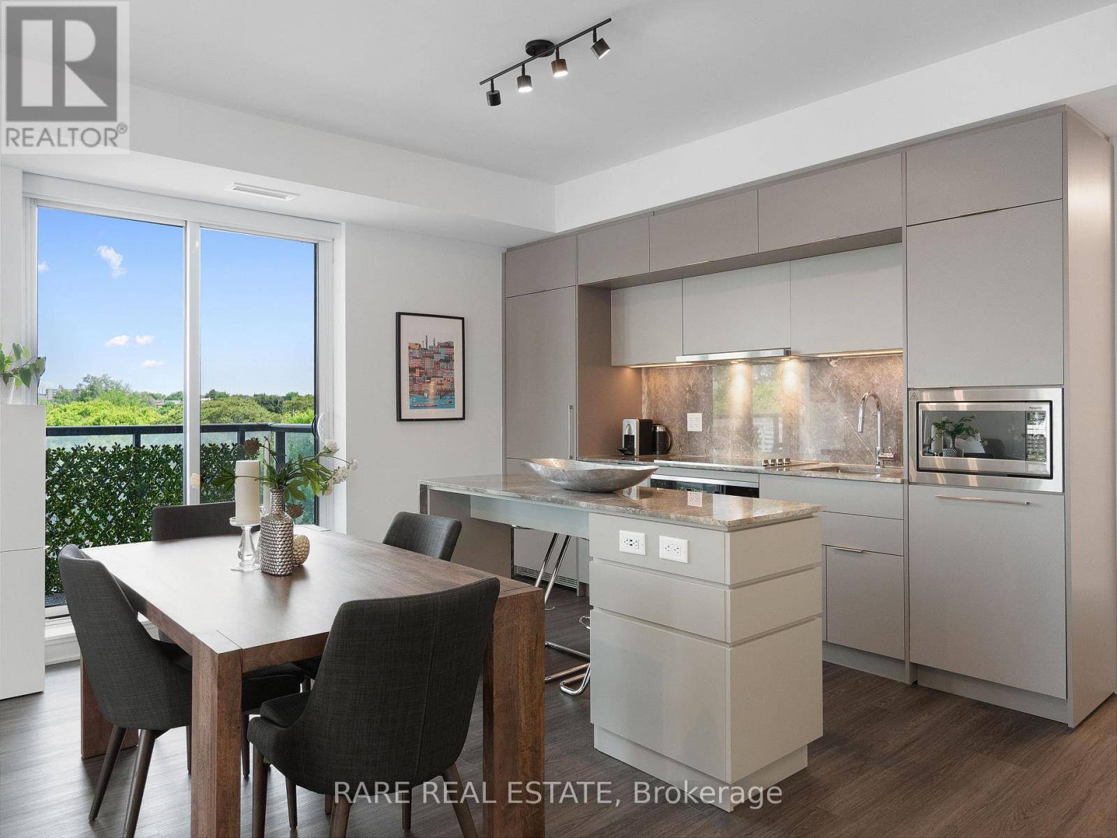 Toronto (oakwood Village), ON M6C0A5,185 Alberta AVE #601