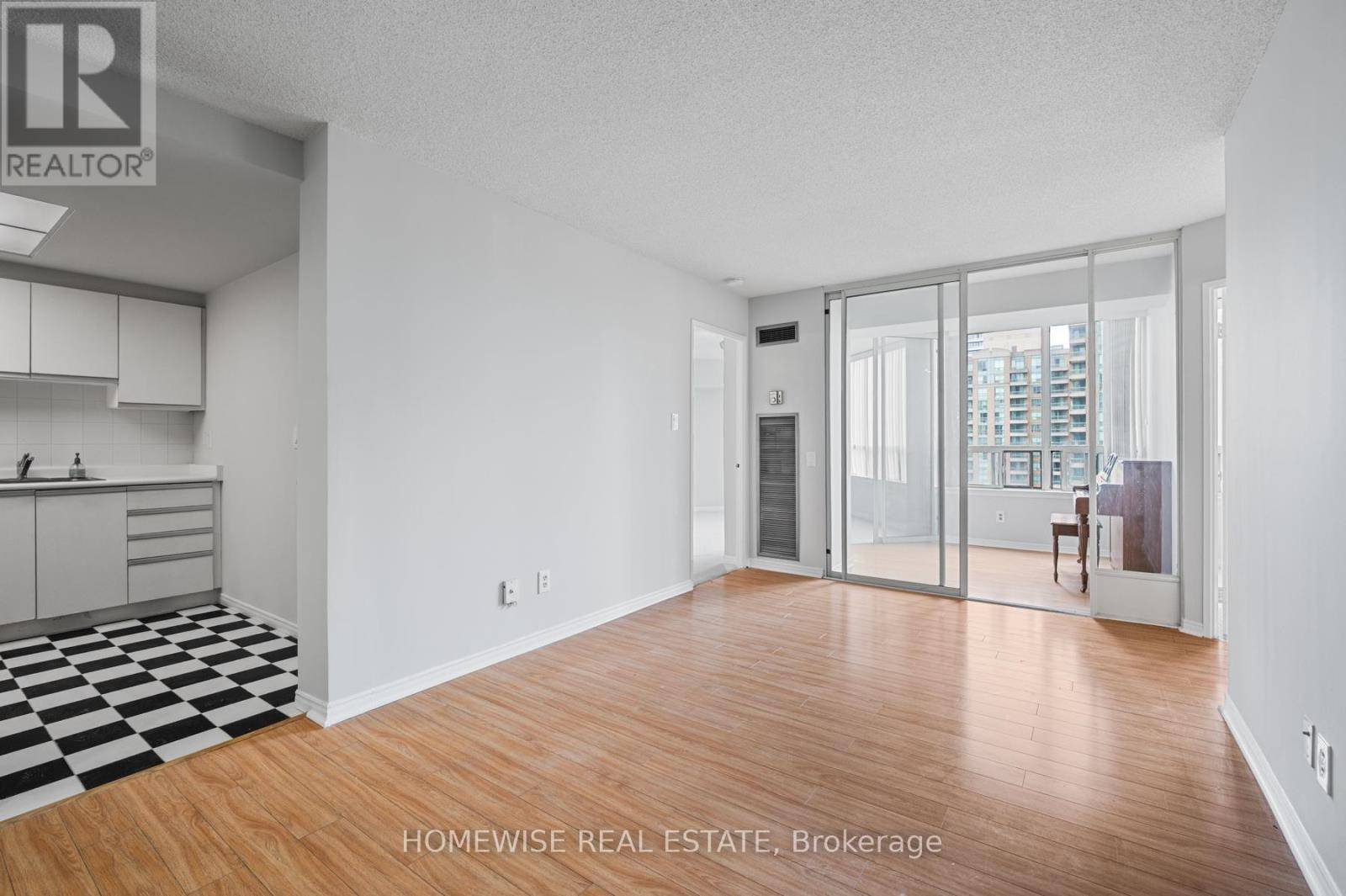 Toronto (newtonbrook East), ON M2M4J4,7 Bishop AVE #1818