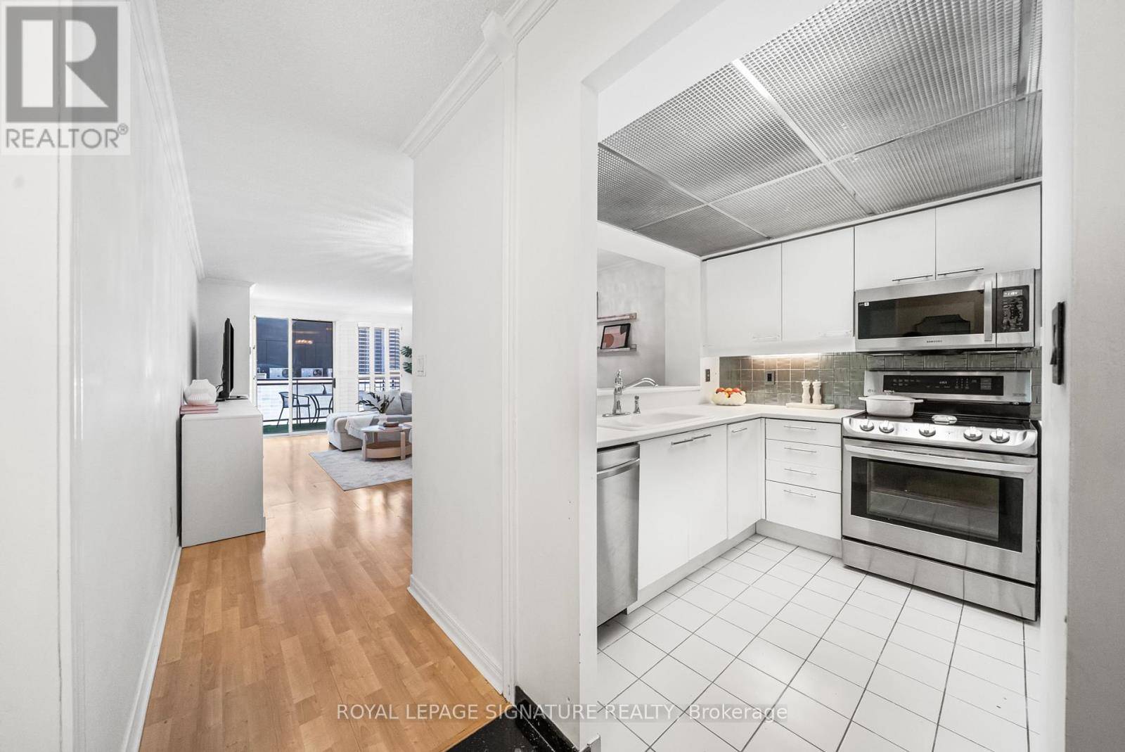 Toronto (willowdale East), ON M2N6P5,18 Hollywood AVE #206