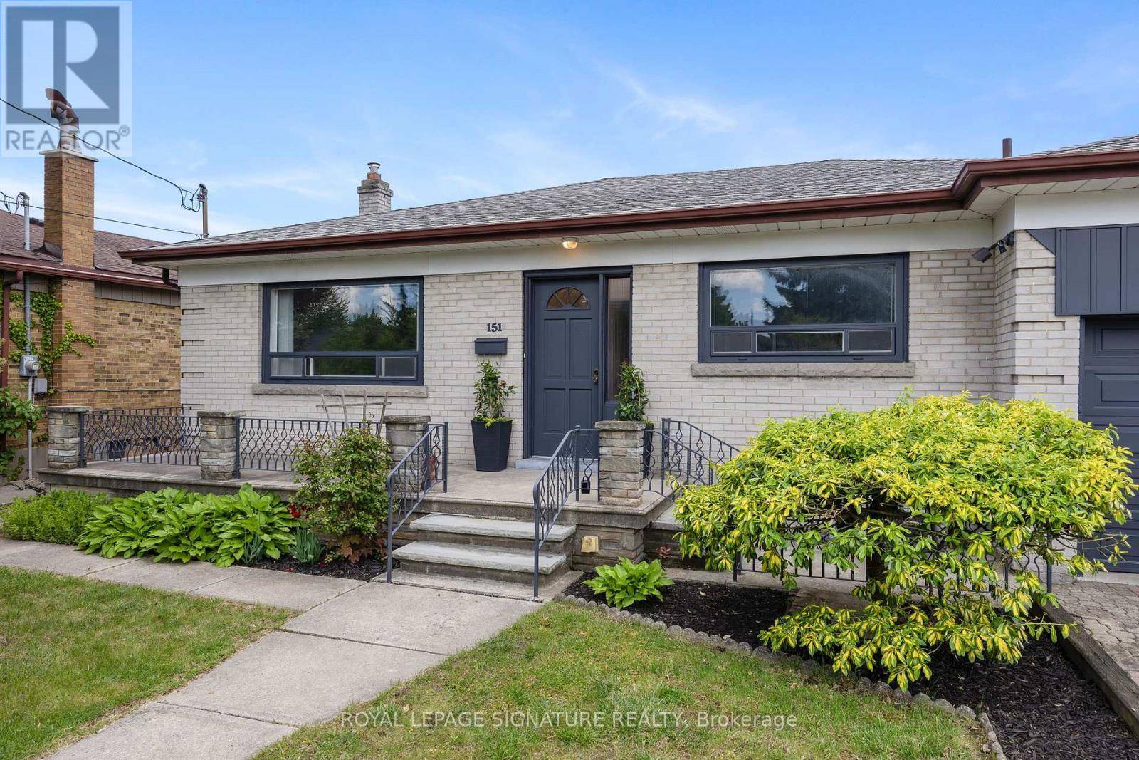Toronto (englemount-lawrence), ON M6A1N3,151 RANEE AVENUE