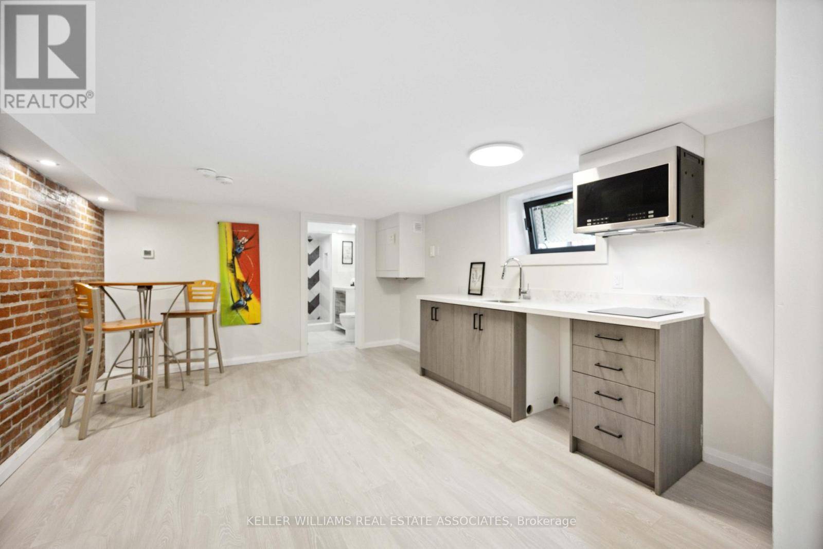 Toronto (rosedale-moore Park), ON M4T1T9,27 Glen Elm AVE #4
