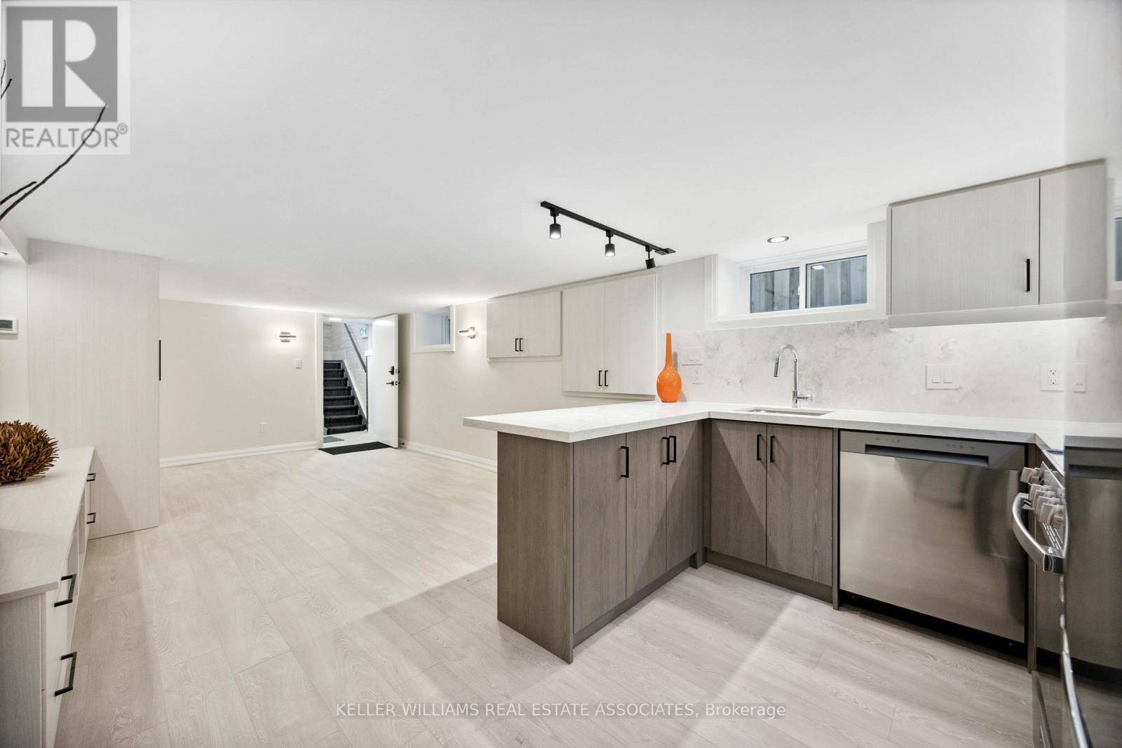 Toronto (rosedale-moore Park), ON M4T1T9,27 Glen Elm AVE #5