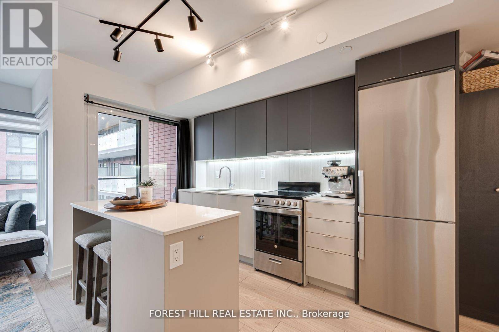 Toronto (clanton Park), ON M3H0E7,8 Tippett RD #411