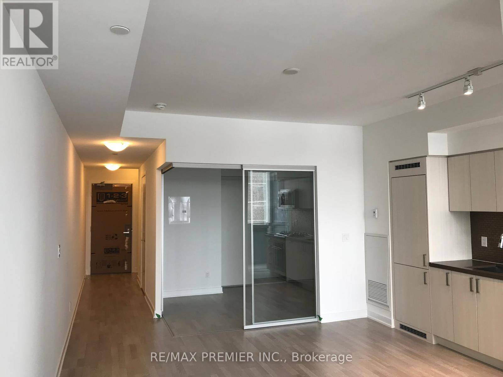 Toronto (casa Loma), ON M5P0A2,501 St Clair AVE West #320