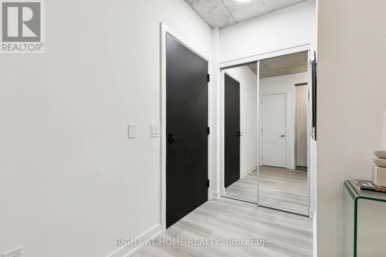 Toronto (moss Park), ON M5A1H5,28 Eastern AVE #401