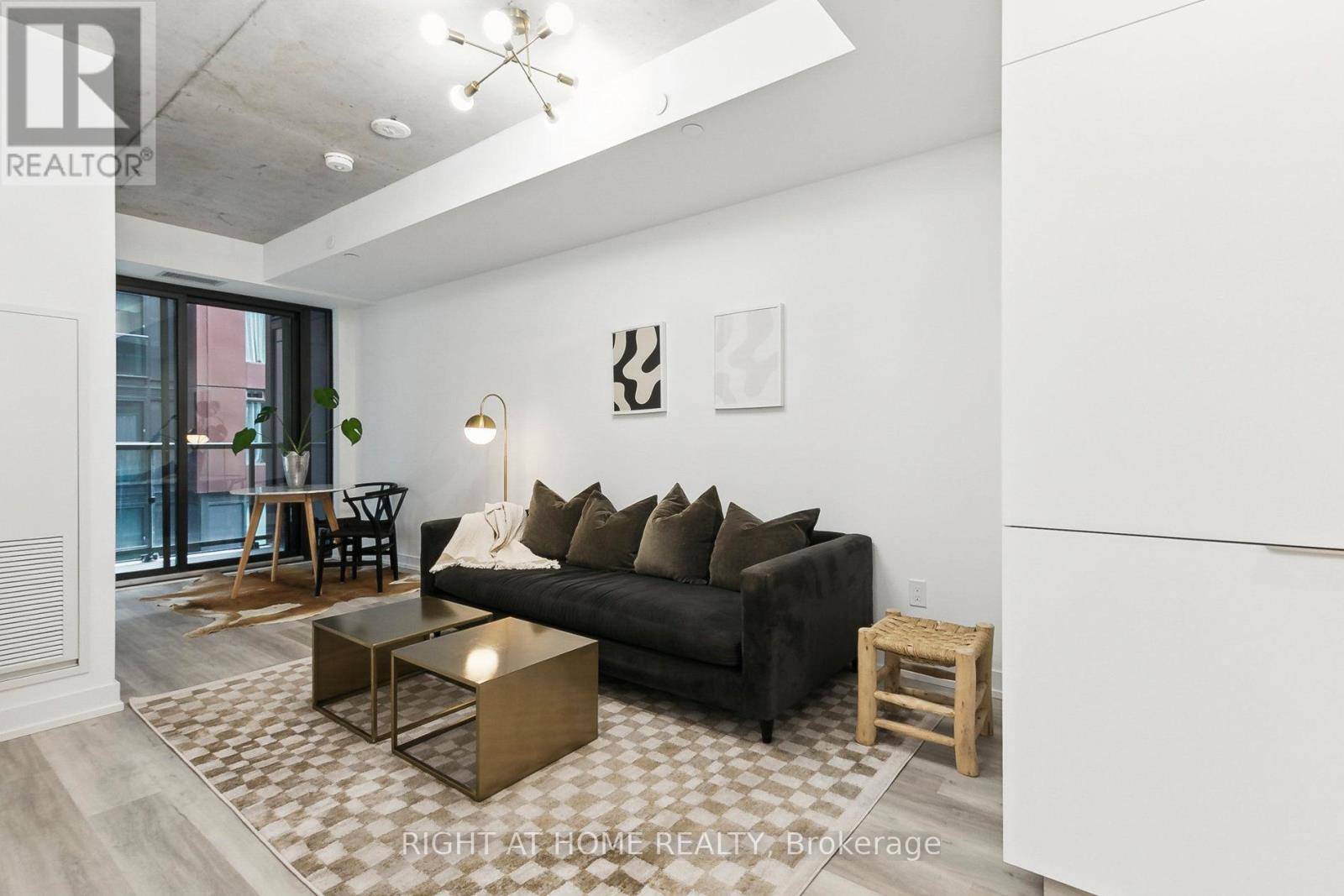 Toronto (moss Park), ON M5A1H5,28 Eastern AVE #401
