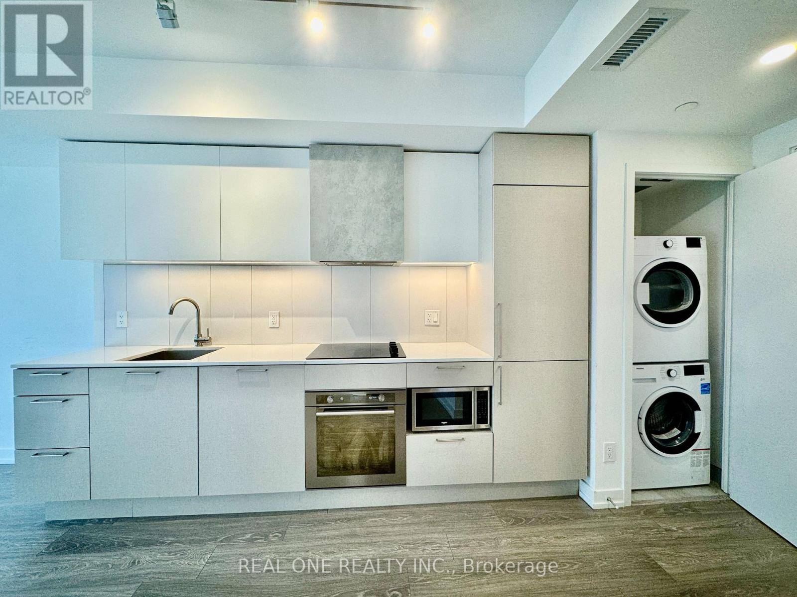 Toronto (niagara), ON M6K0E3,19 Western Battery RD #Ph03