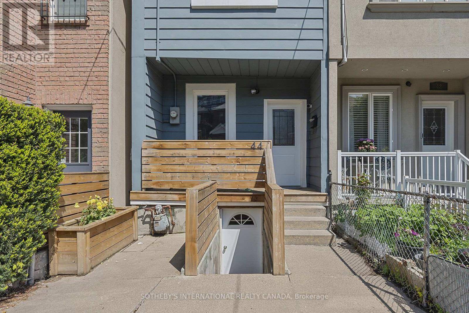 Toronto (little Portugal), ON M6K1V8,44 FISHER STREET