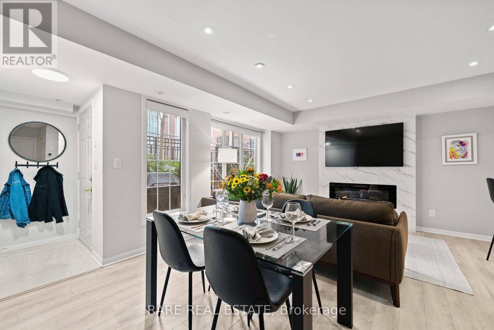 Toronto (willowdale East), ON M2N7C2,3 Everson DR #266