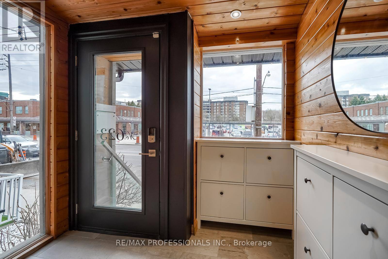 Toronto (annex), ON M6G1Z3,623 DUPONT STREET