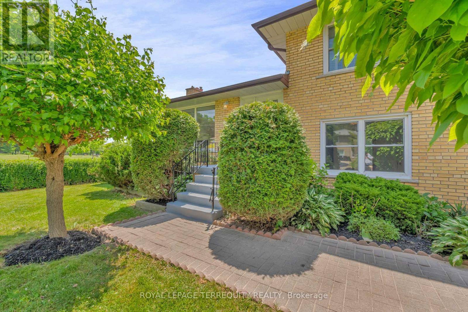 Toronto (newtonbrook West), ON M2R2P2,35 LISSOM CRESCENT