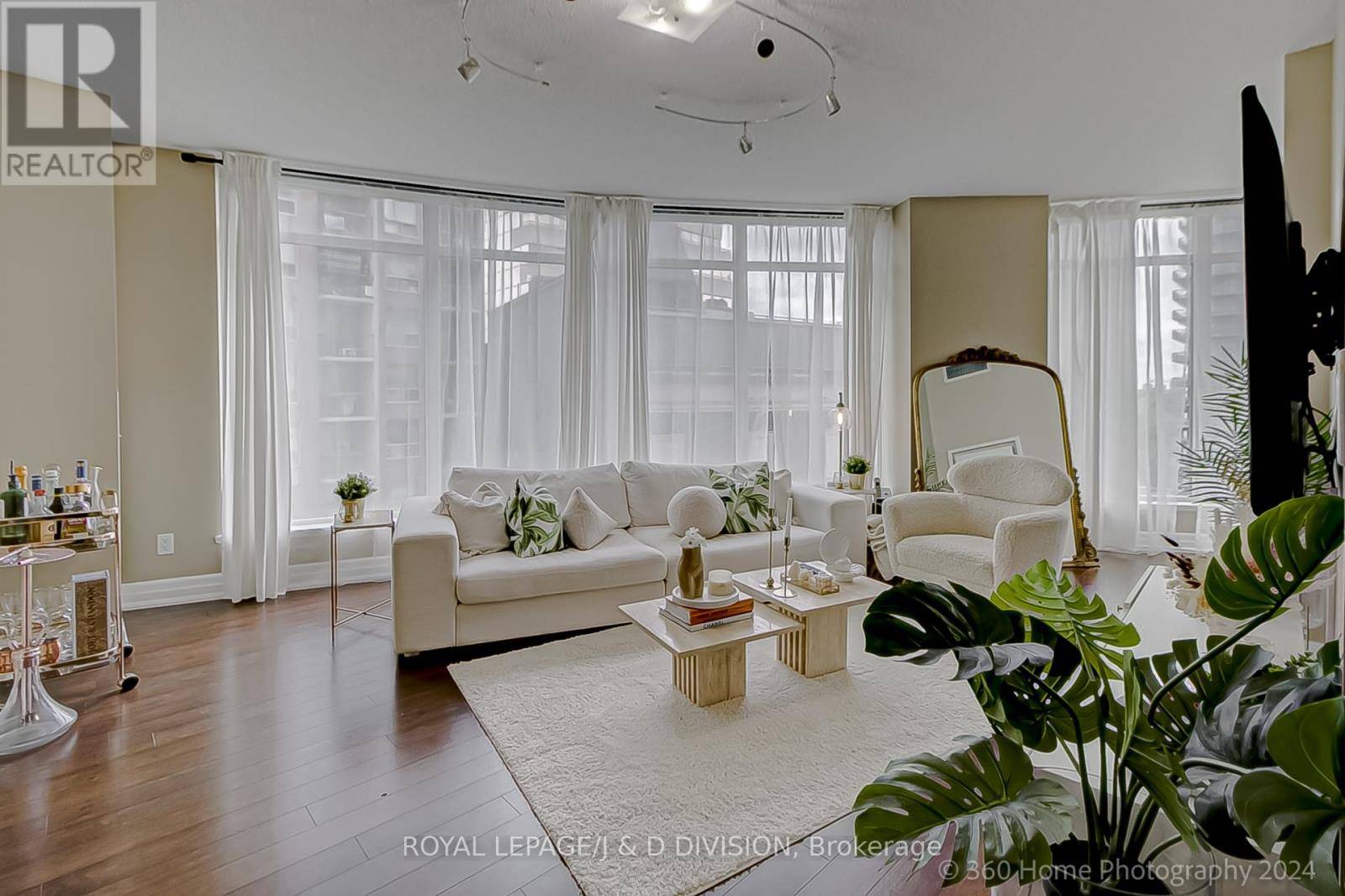 Toronto (annex), ON M5R1M2,8 Scollard ST #702