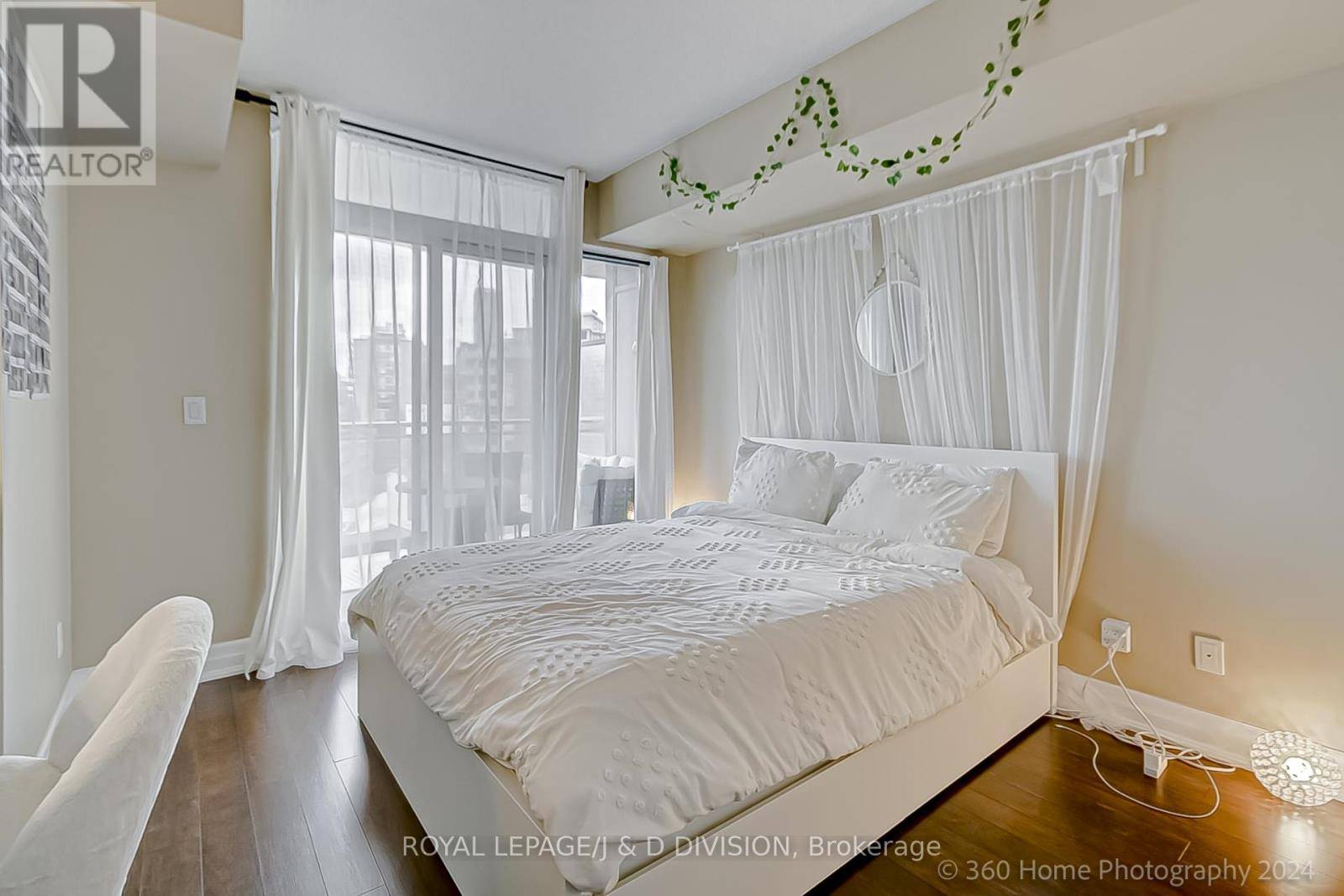 Toronto (annex), ON M5R1M2,8 Scollard ST #702
