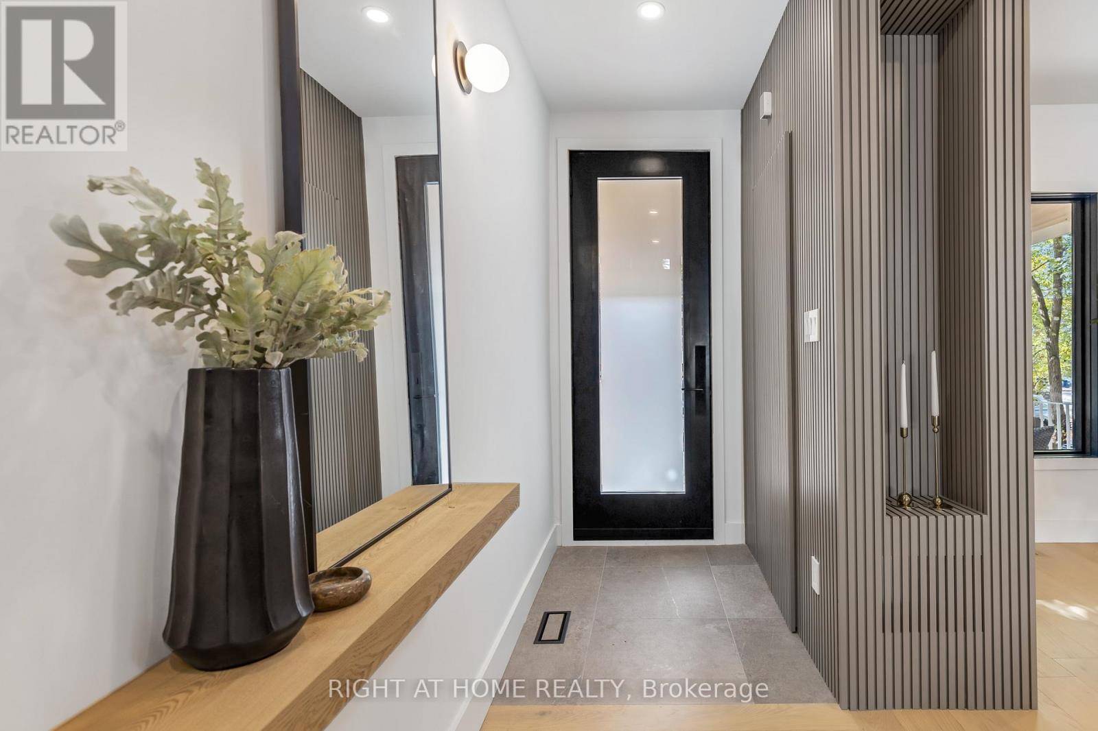 Toronto (niagara), ON M6J1C5,768 RICHMOND STREET W