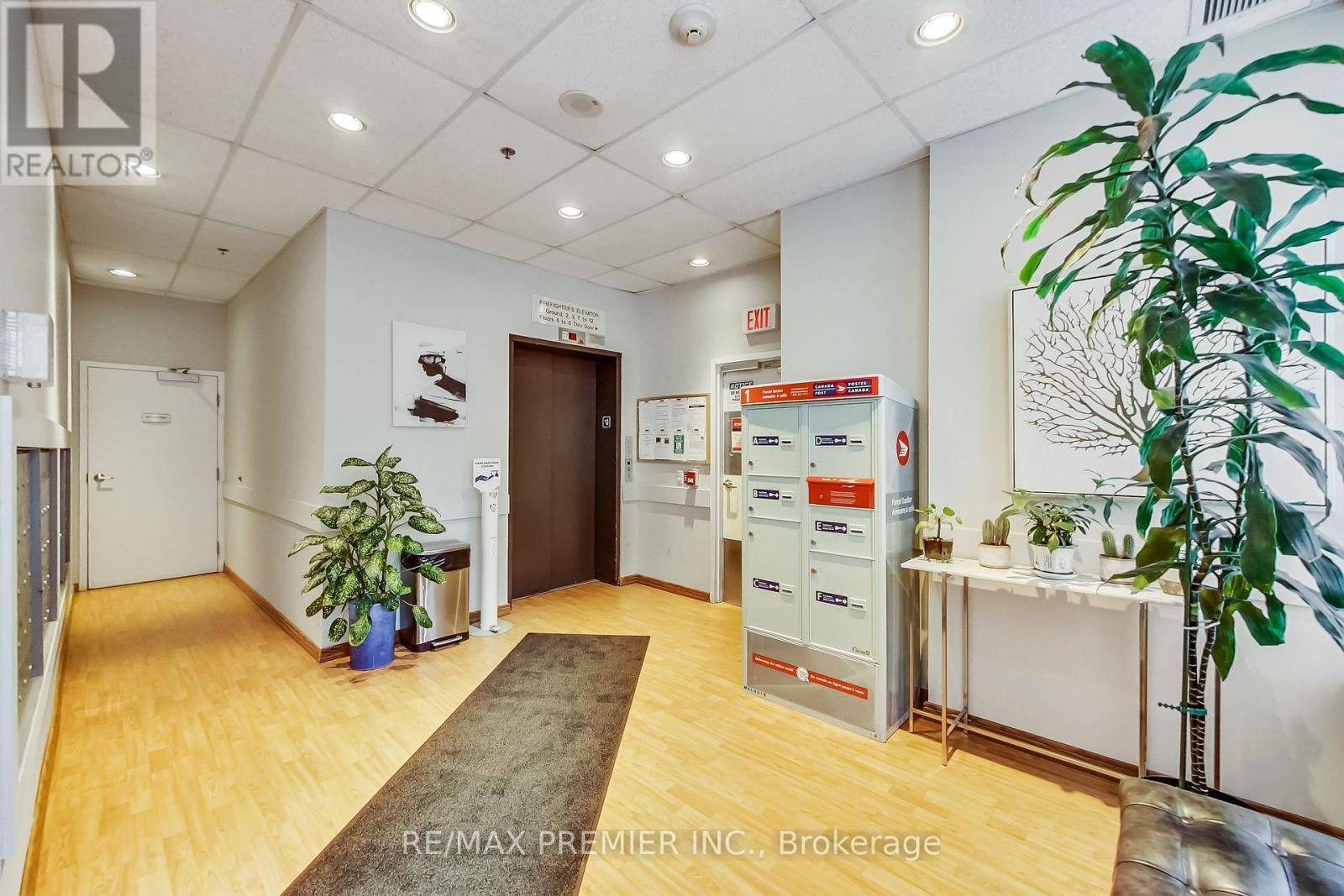 Toronto (humewood-cedarvale), ON M6C4B4,15 Maplewood AVE #1102