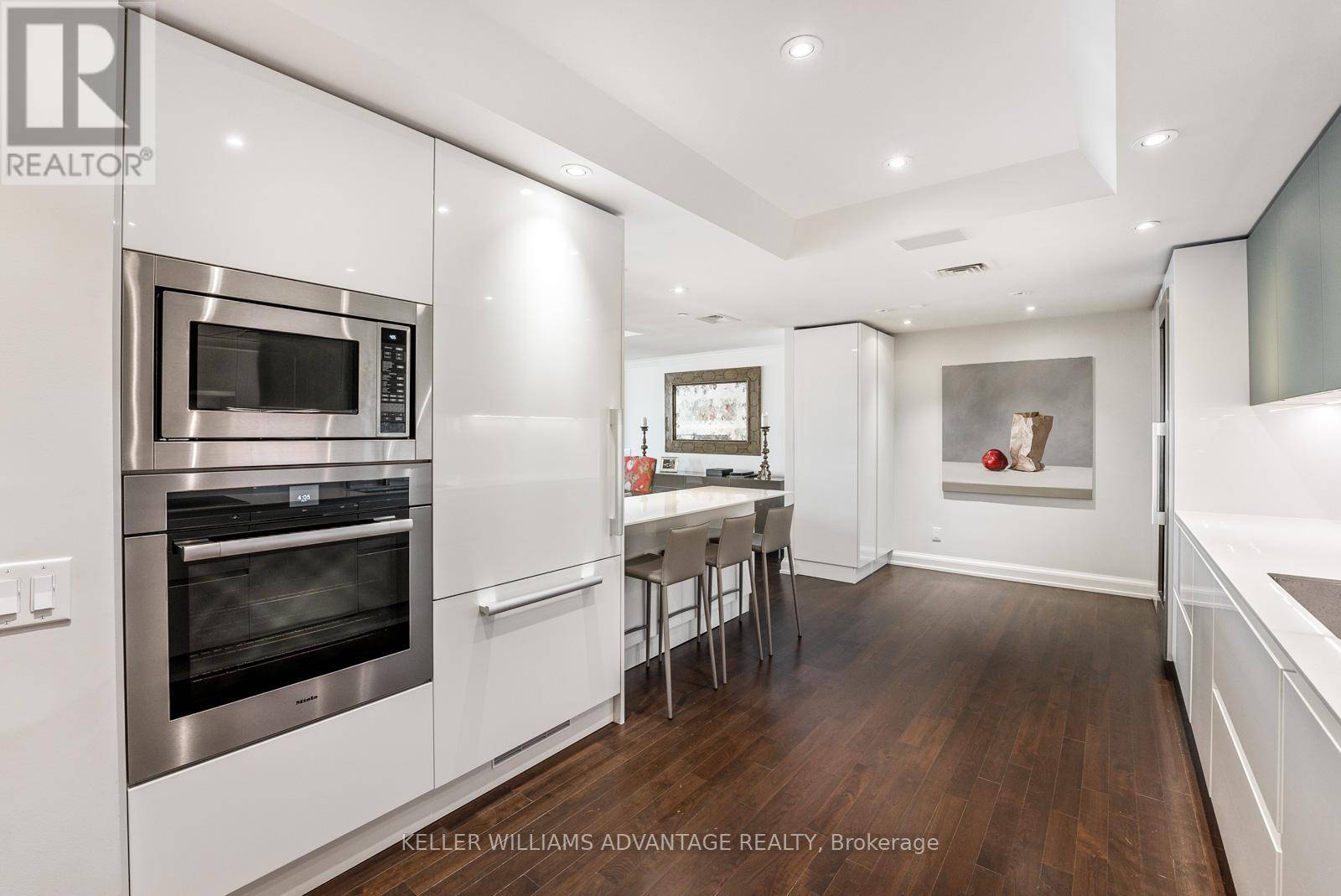 Toronto (waterfront Communities), ON M5J2M6,211 Queens Quay West #905/906