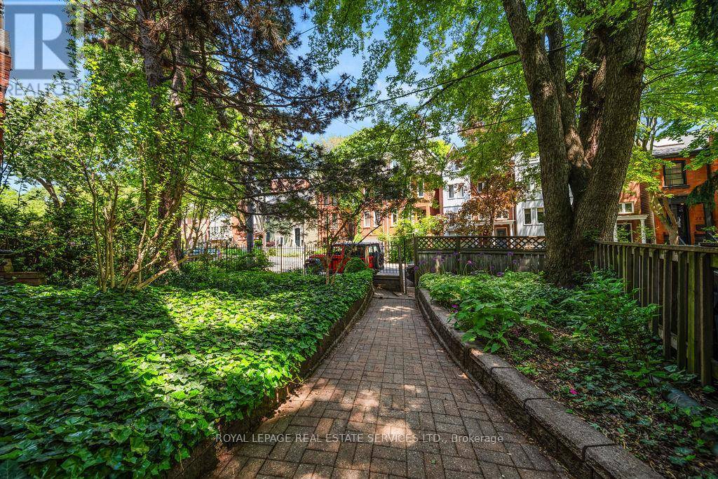 Toronto (moss Park), ON M5A2X4,206 BERKELEY STREET