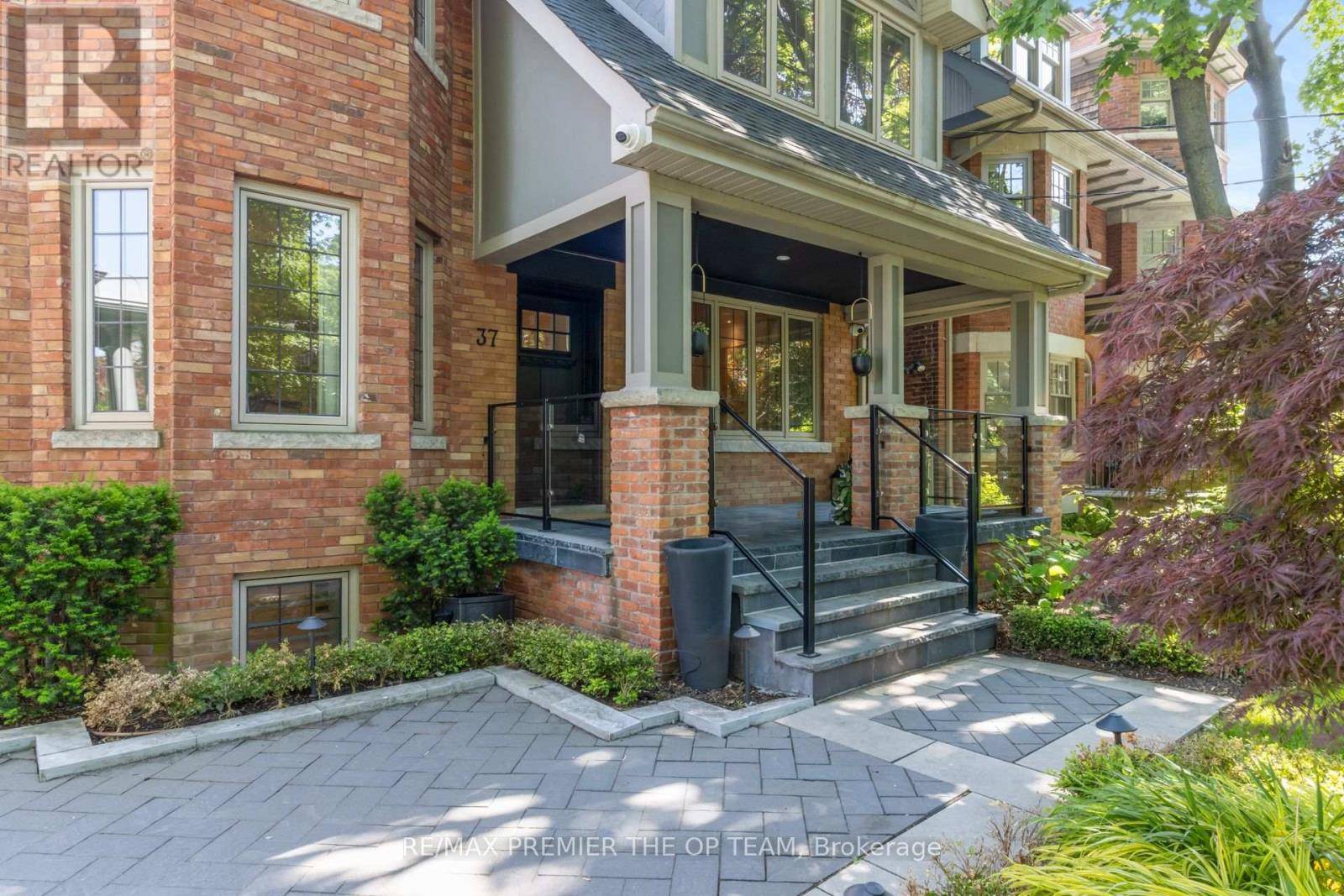 Toronto (rosedale-moore Park), ON M4W2C9,37 ST ANDREWS GARDENS