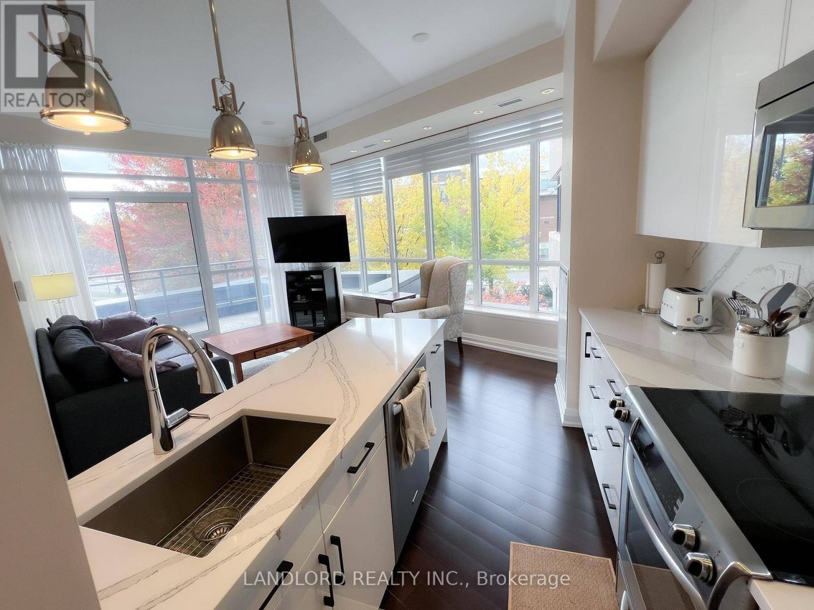 Toronto (banbury-don Mills), ON M3C0L9,85 The Donway West #207