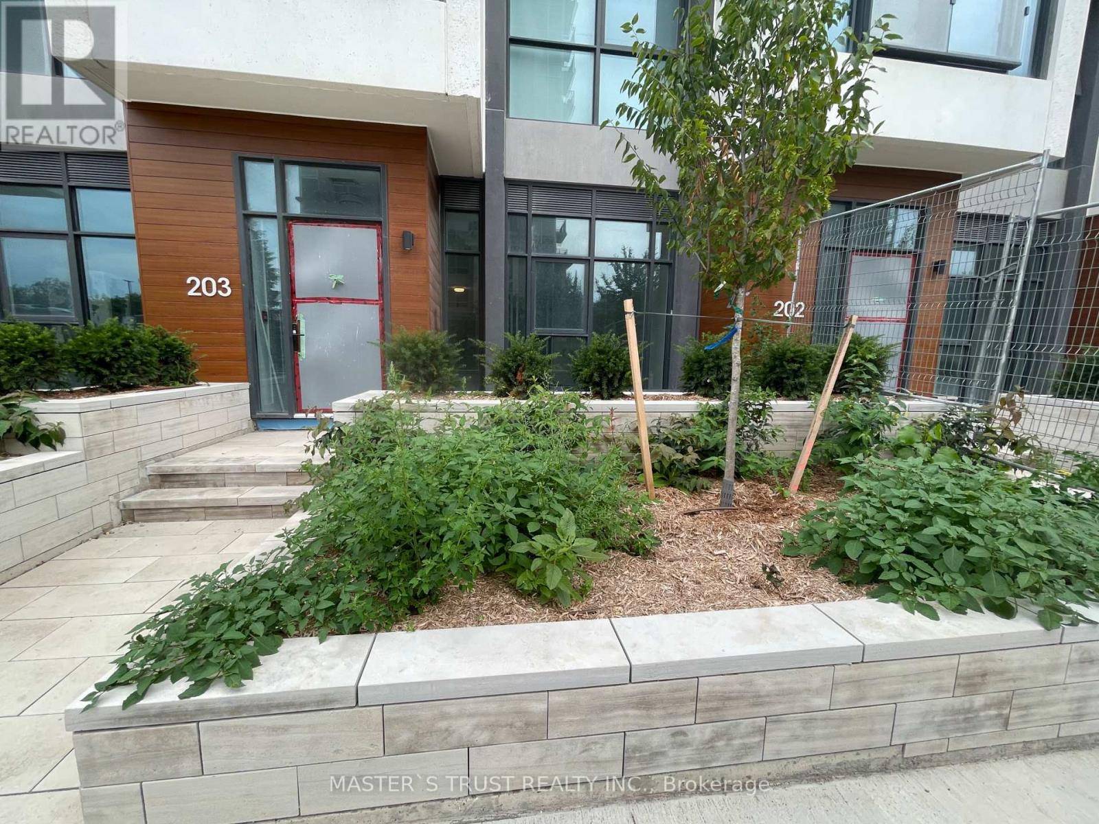 Toronto (banbury-don Mills), ON M3C0P7,30 IN ON THE PARK DR #203