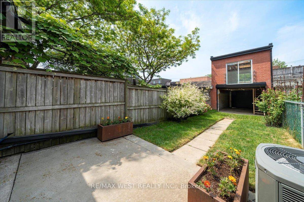 Toronto (trinity-bellwoods), ON M6J2K2,248 1/2 EUCLID AVENUE