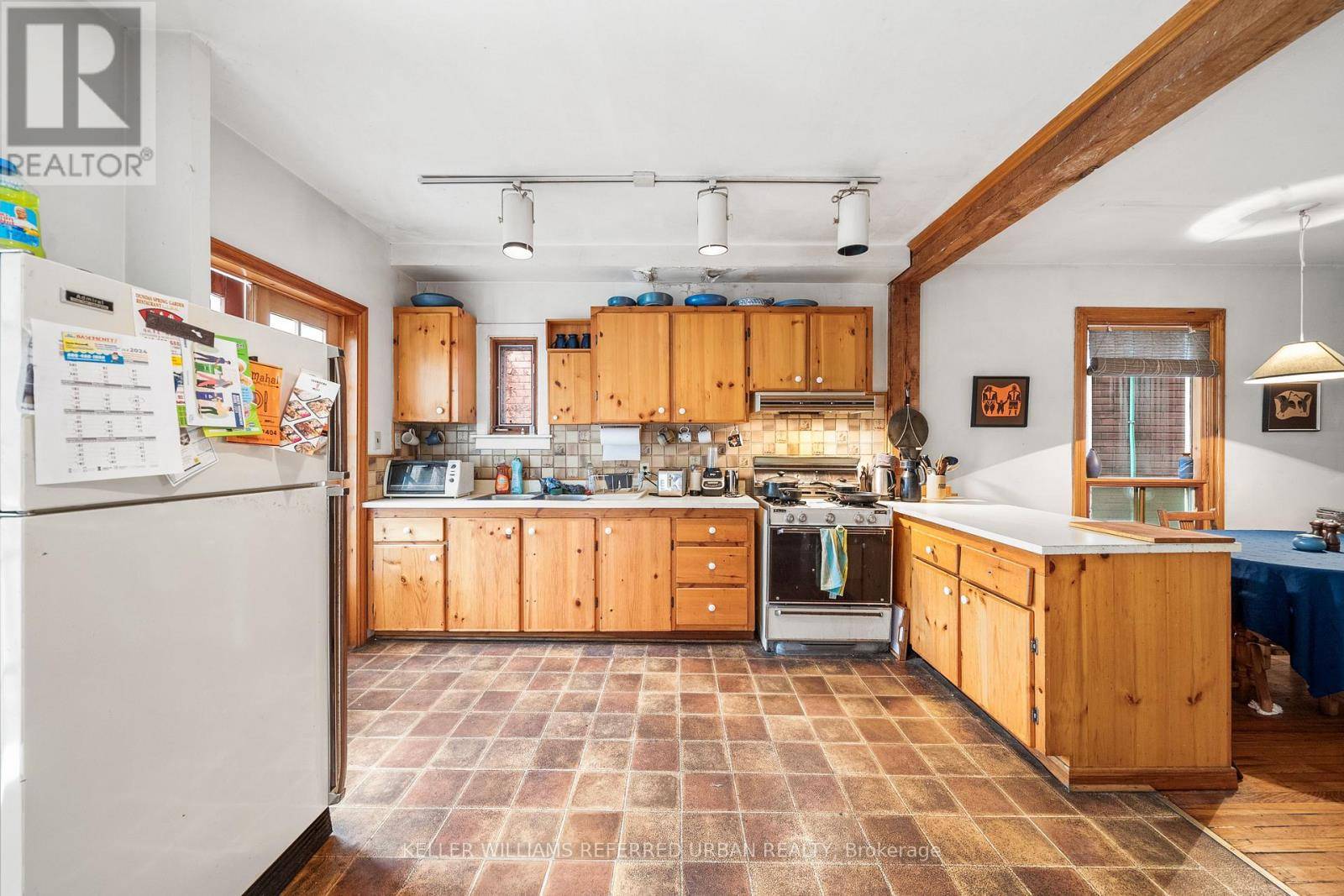 Toronto (trinity-bellwoods), ON M6J2R5,123 GORE VALE AVENUE
