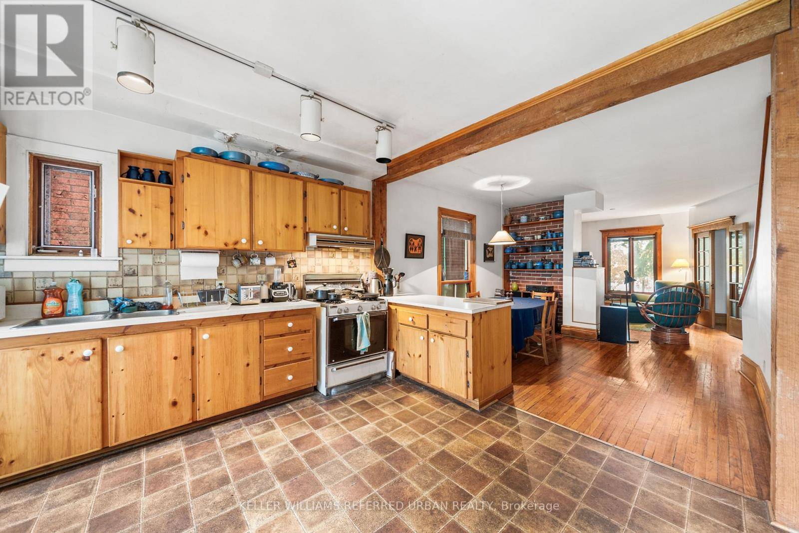 Toronto (trinity-bellwoods), ON M6J2R5,123 GORE VALE AVENUE