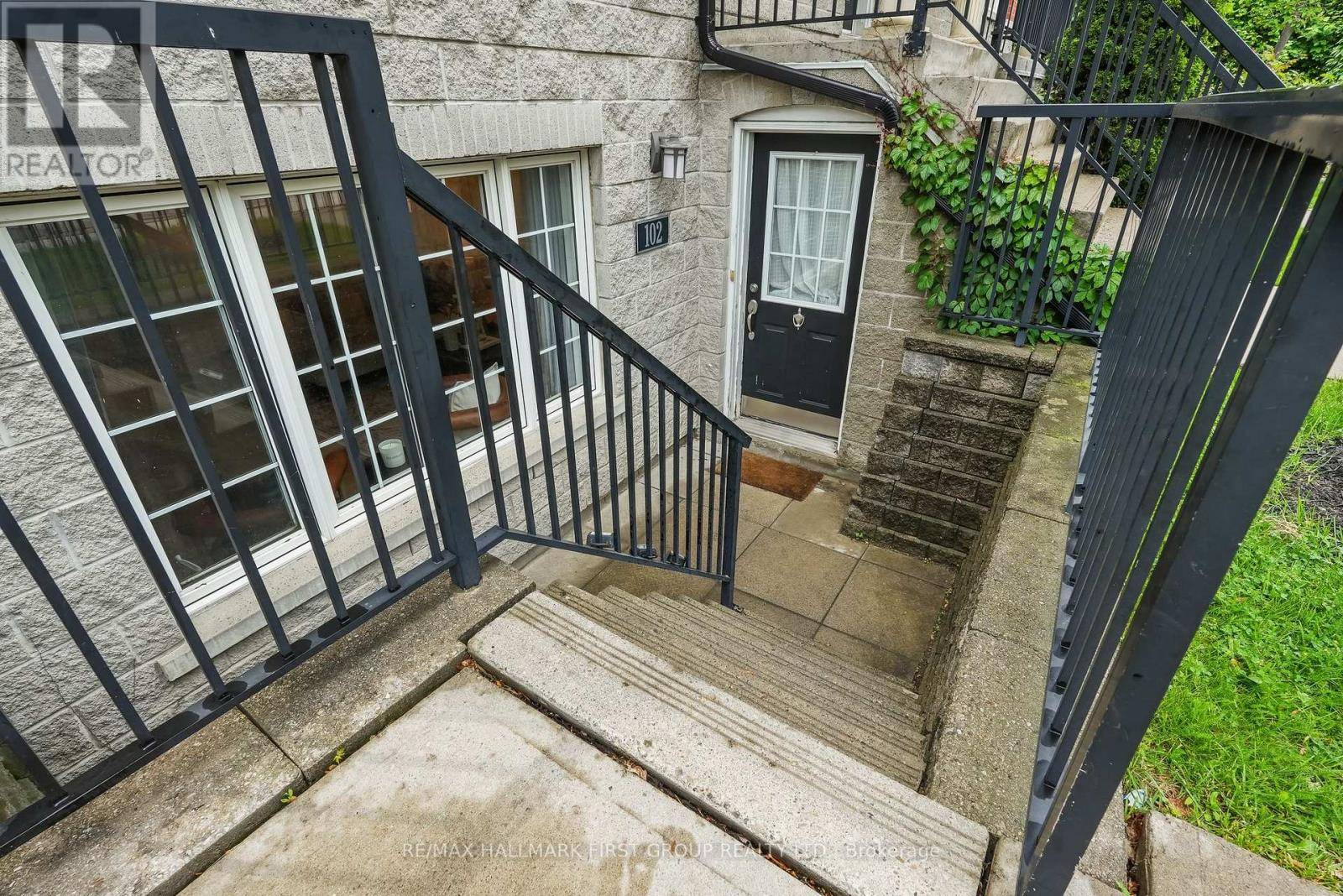 Toronto (dufferin Grove), ON M6H4A4,262 St. Helen's AVE #102