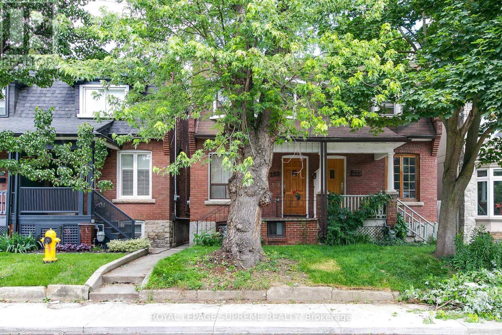 Toronto (annex), ON M5R3B7,255 HOWLAND AVENUE