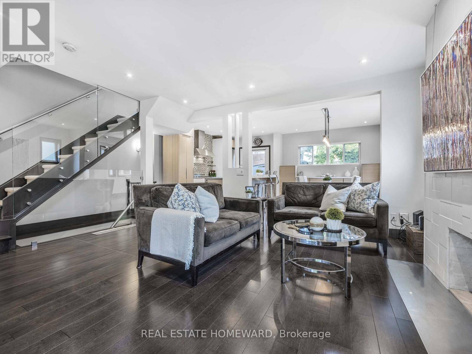 Toronto (yonge-eglinton), ON M5R1H5,258 ST CLEMENTS AVENUE