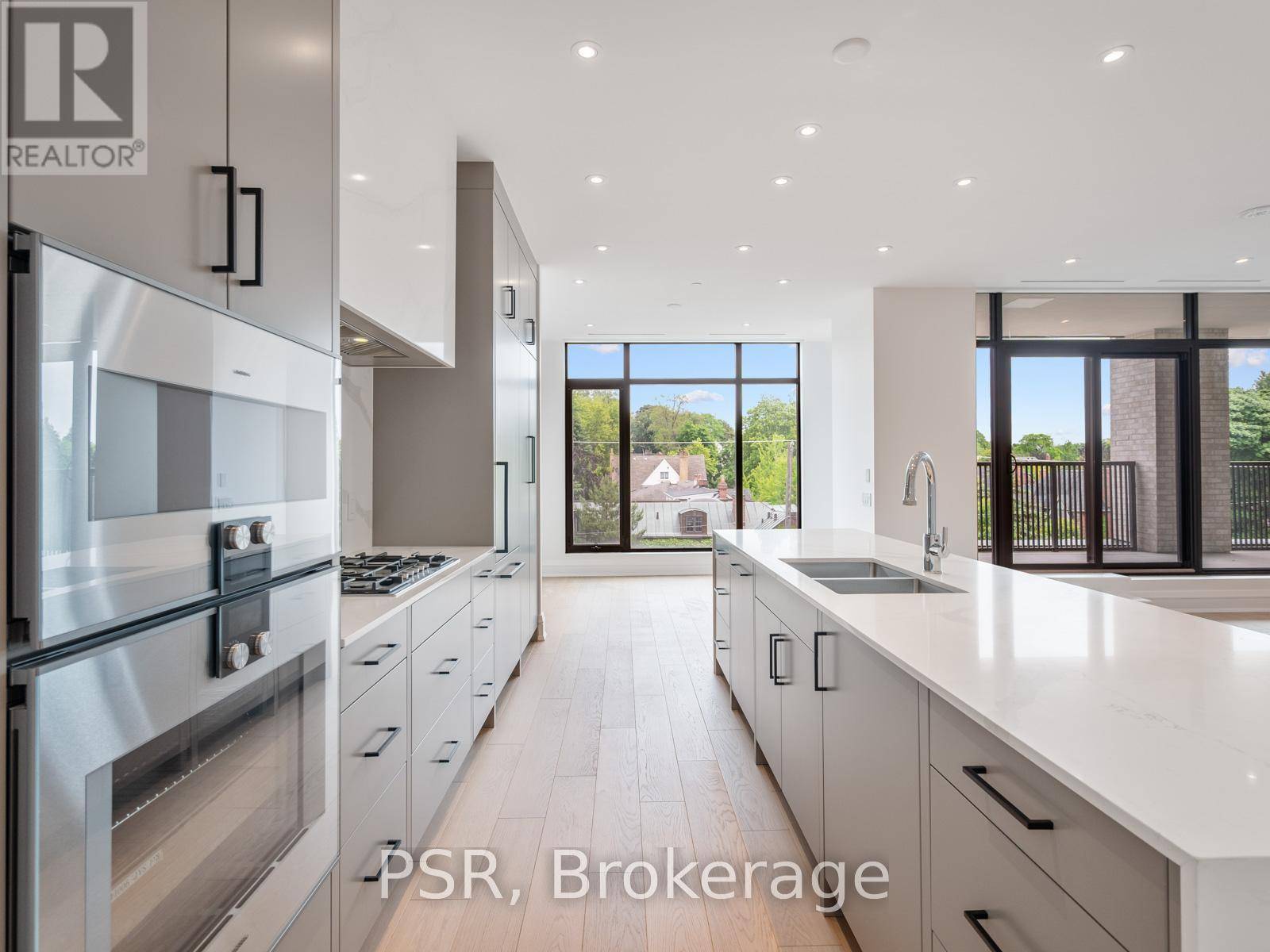 Toronto (humewood-cedarvale), ON M5P3L1,2010 Bathurst ST #4C