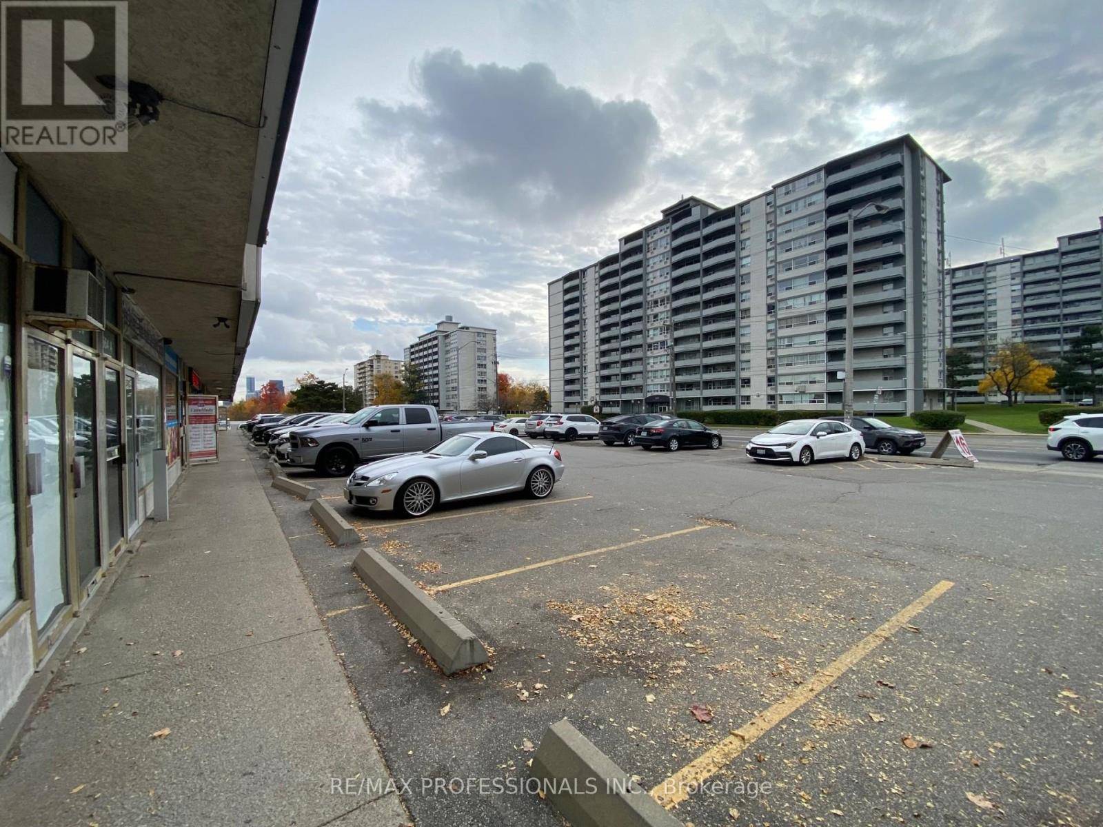 Toronto (bathurst Manor), ON M3H2R9,566 SHEPPARD AVENUE W
