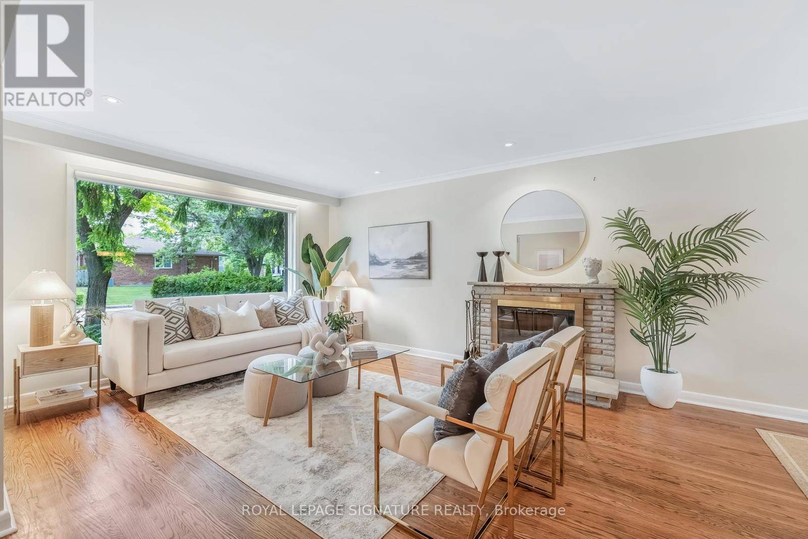 Toronto (newtonbrook East), ON M2M2B8,16 REVCOE DRIVE