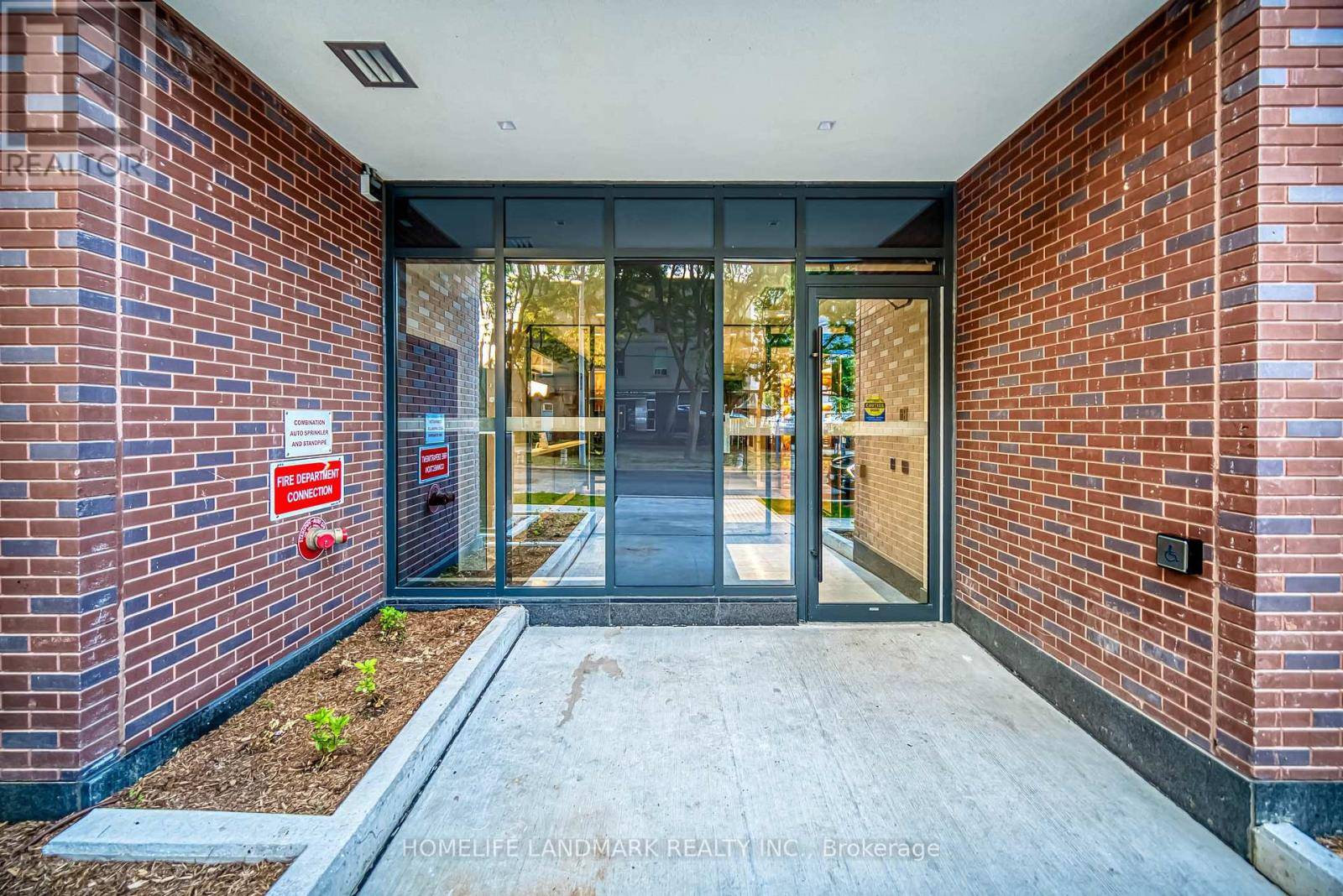 Toronto (trinity-bellwoods), ON M6J1X4,1200 Dundas ST West #407