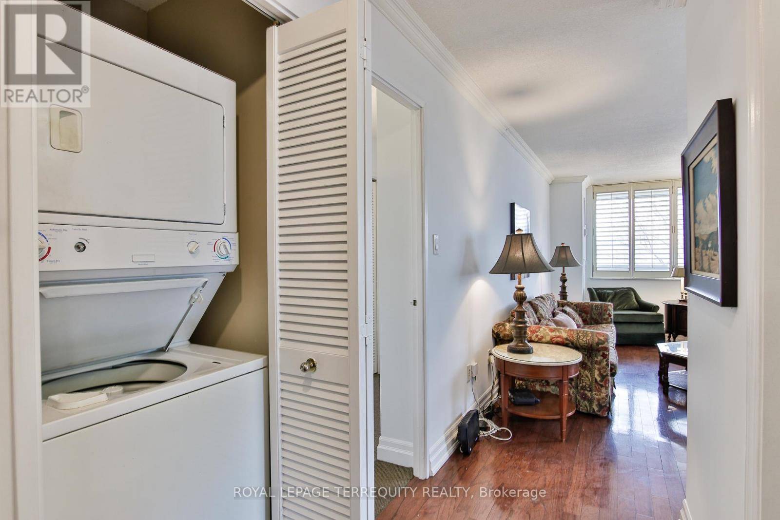 Toronto (banbury-don Mills), ON M3C3H9,75 Wynford Heights CRES #303
