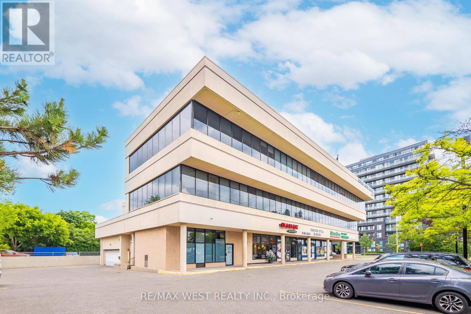 Toronto (newtonbrook East), ON M2M4J5,3292 Bayview AVE #103